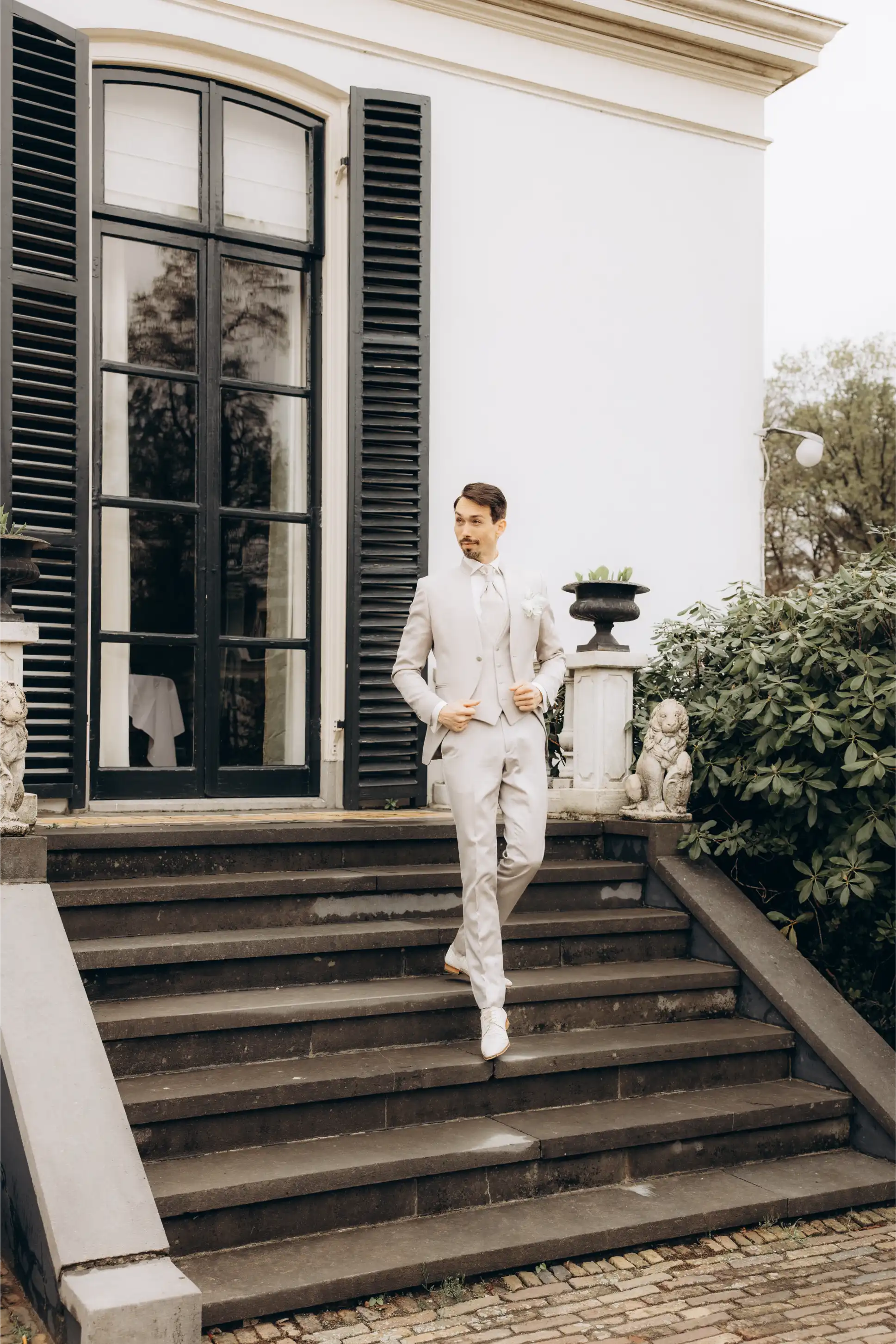 Bruidspaar met kleurrijk boeket